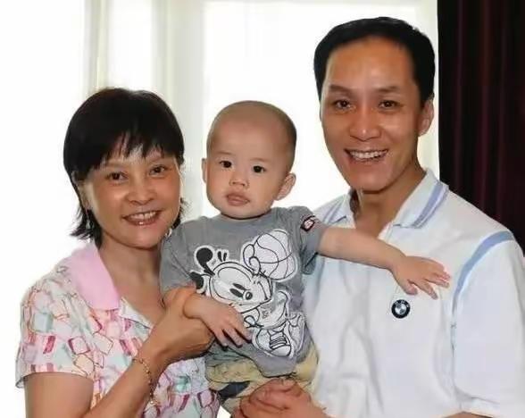 冯远征随口吐露后悔丁克的想法，梁丹妮当即独自奔赴医院完成全套生育体检，抽血、B超
