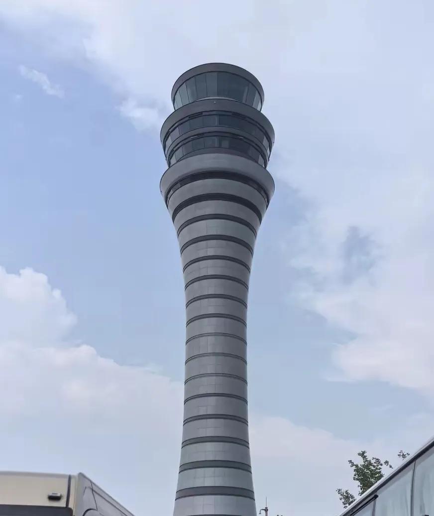 济南遥墙机场二期工程新塔台建好了，系全国唯一的三层指挥塔台，看这小蛮腰还挺好的啊