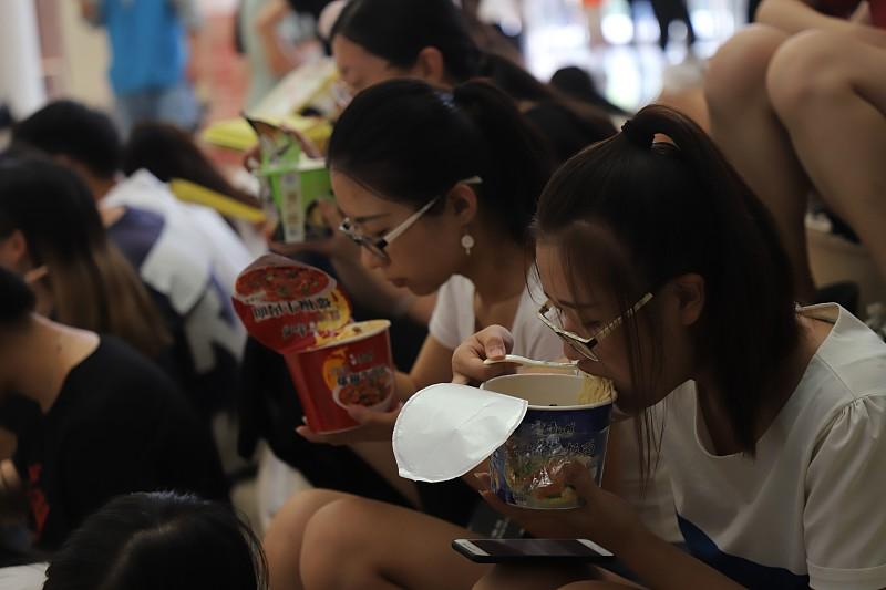 贫困生能不能追星之前刷到过一个大二女生的求助帖，自己申请了每年4500的贫困助