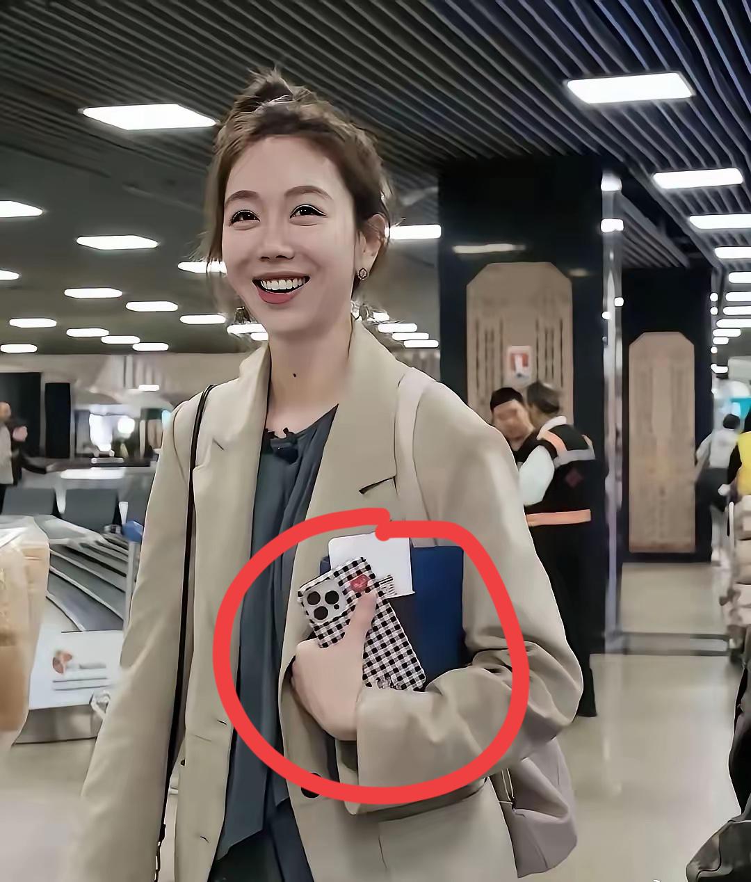 姜妍拿的手机是什么牌子的，是不是国产的