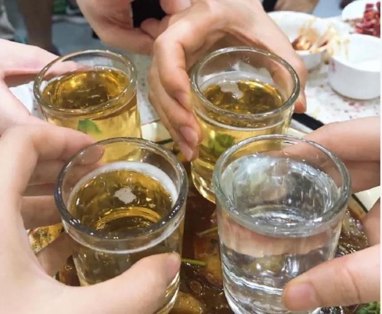 喝完酒失忆是怎么回事？昨晚和几位老同学聚餐，其中一位是今年8月份退休的，正高