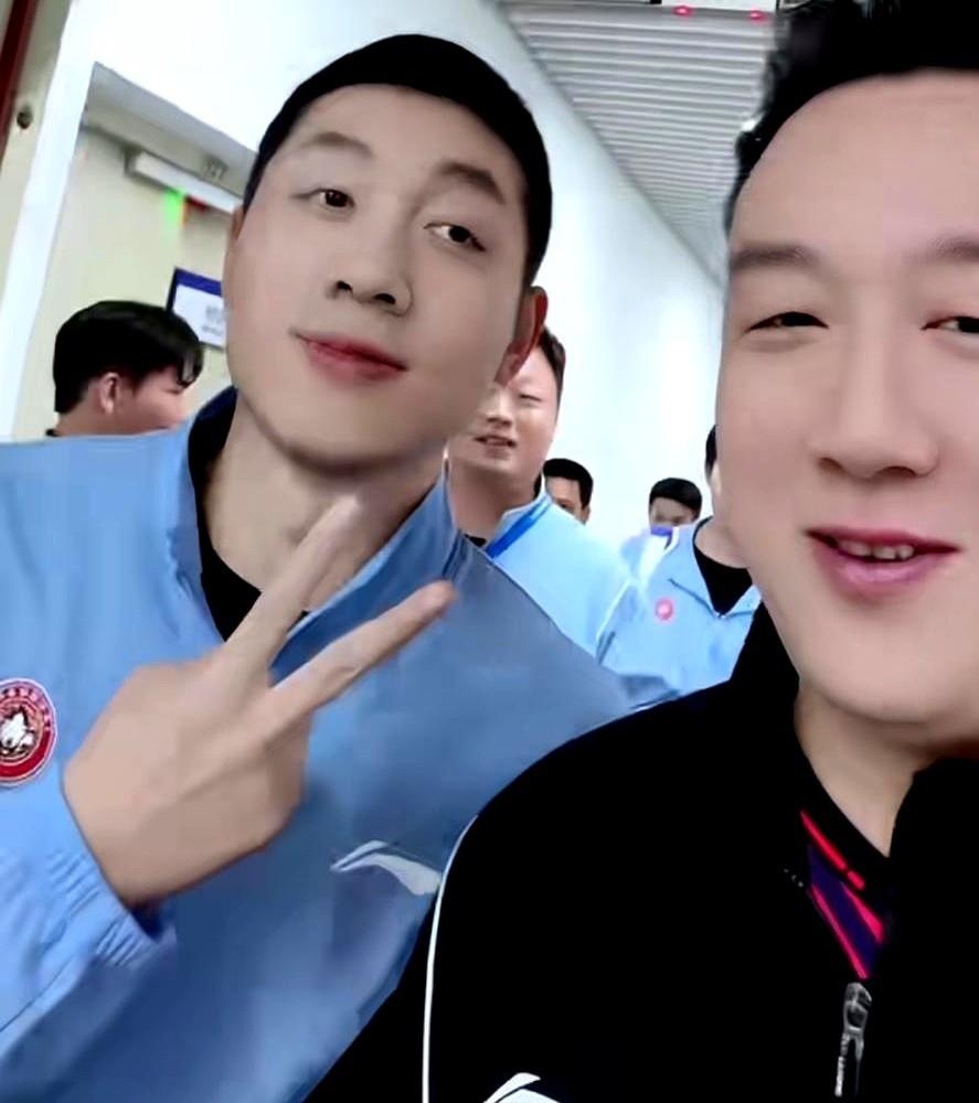 许昕赛后嘚瑟被队友当场戳穿：飞机上可不是这么说的！马龙直接一通电话把许昕从退役