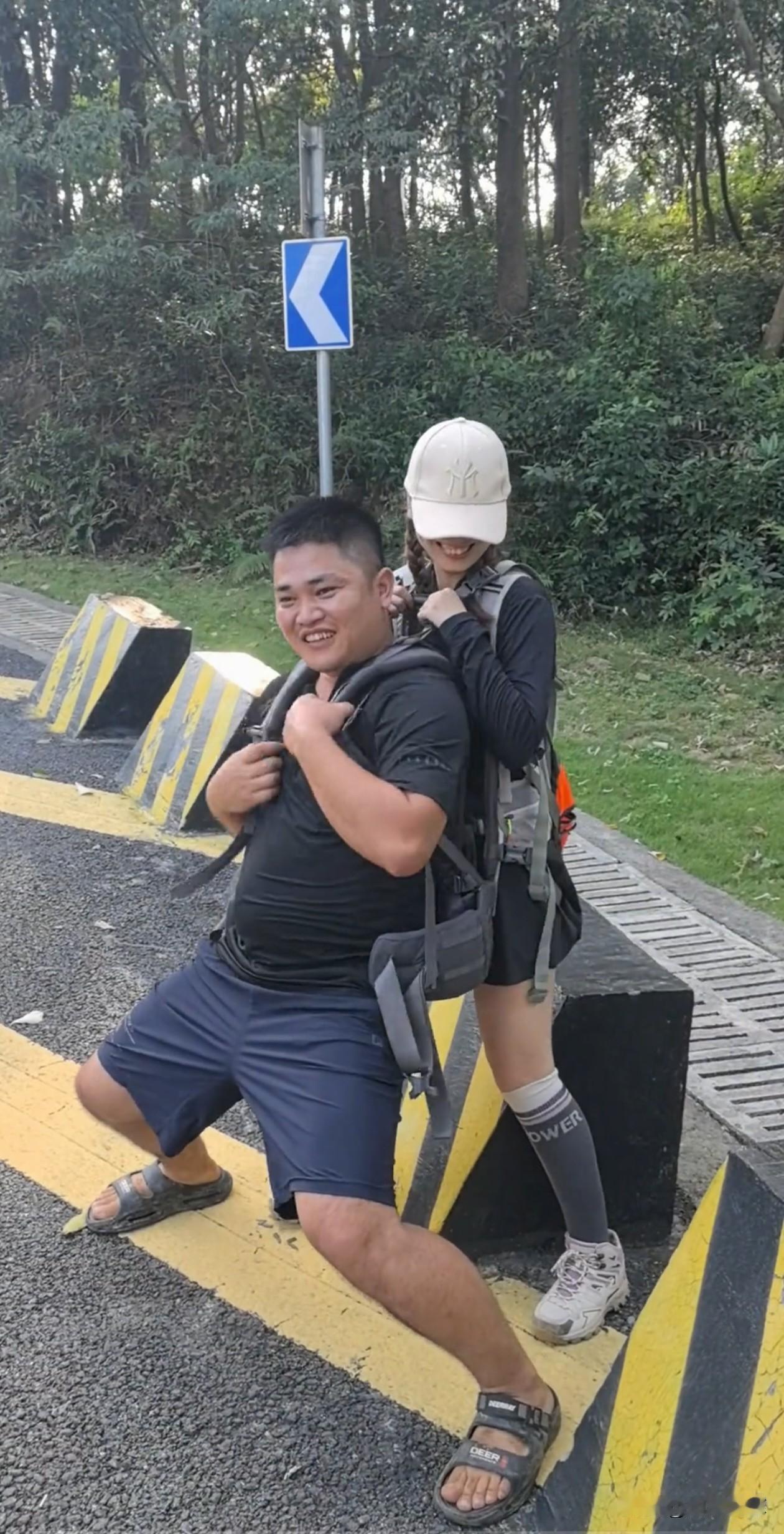 女子登山时不小心把脚崴了，被困山上，一名来自河南的陌生小伙挺身而出，他穿着拖鞋，