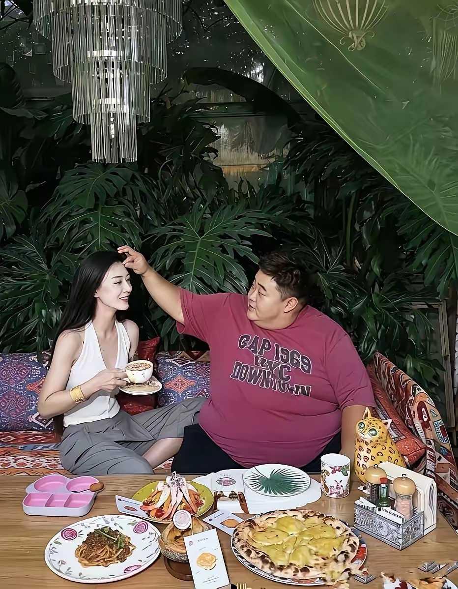 在大哥面前做一个幸福的小女人，幸福就是这么简单！脸型挺有夫妻相的，就是这哥们太胖