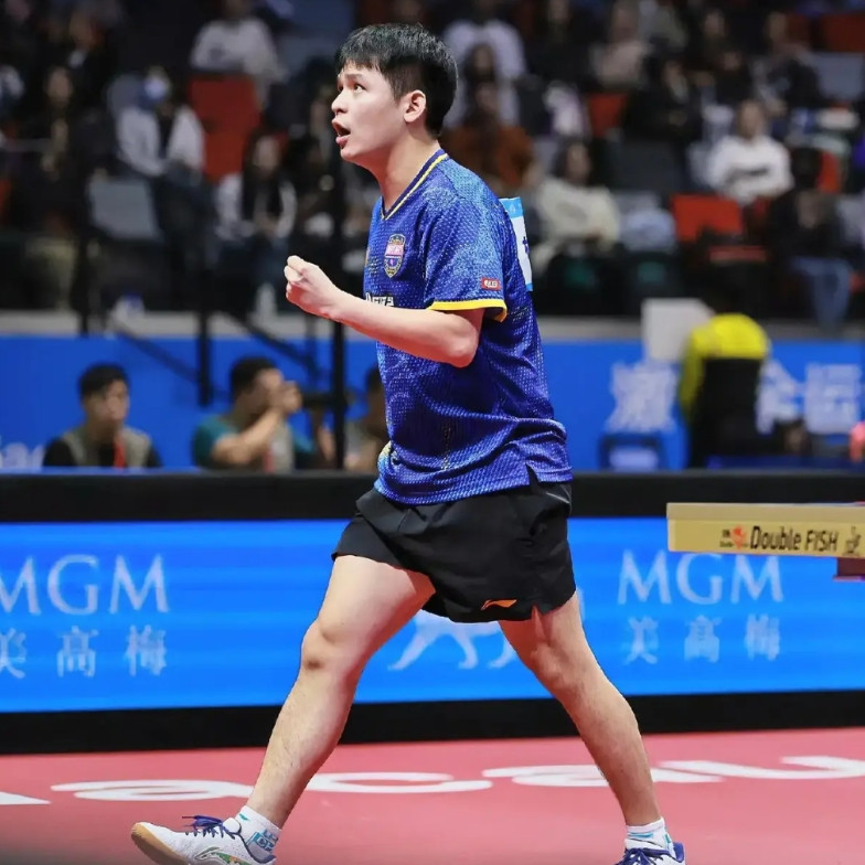 林诗栋告别全运会，继续向前出发。配图是九宫格，那枚闪闪发光的银牌放中间，这就是