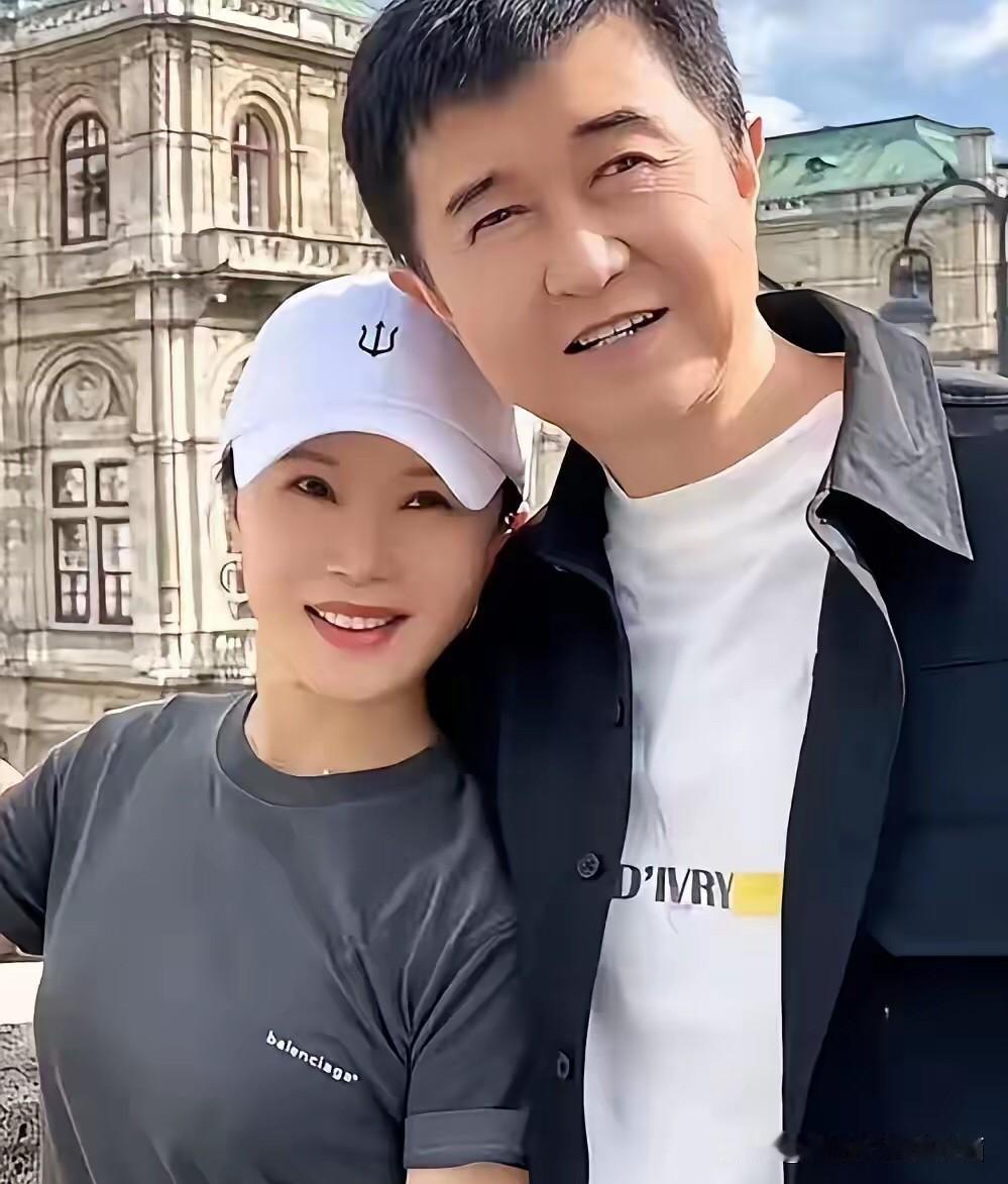 任静、付笛生这一对明星夫妻是娱乐圈里最恩爱的一对，即使老了付笛生也经常带着任静去