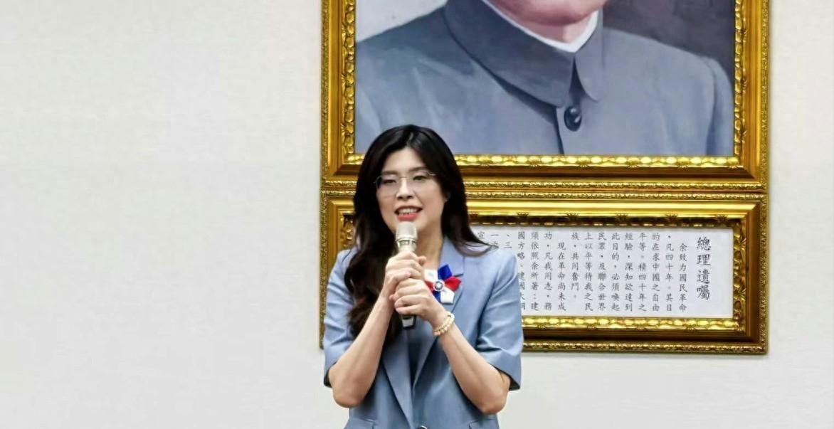 11月17日，郑丽文在社交平台上发了一条很短的文：“一言兴邦，一言丧邦”，她没喊