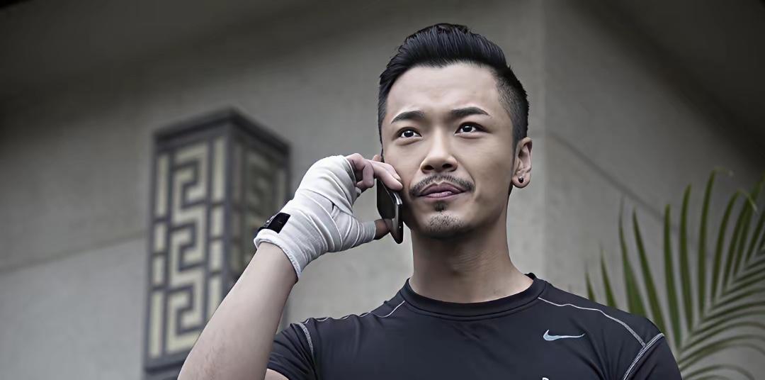 看到他和马丽演过电影，就是想不起来名字了