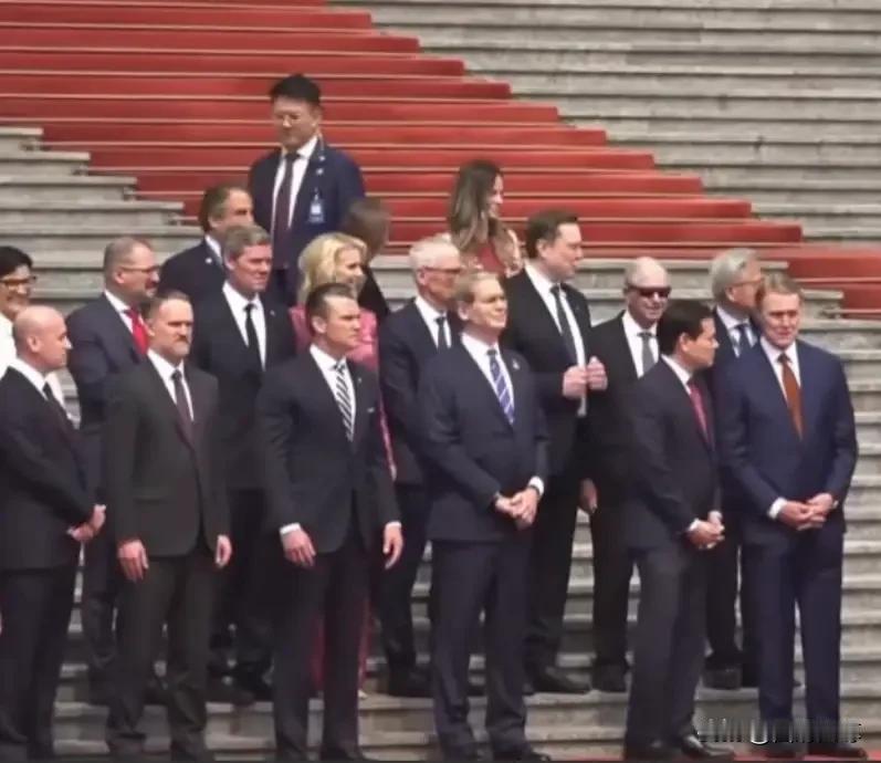 皮特·海格塞斯的人群中显得格格不入，脸上并没有别人那种喜悦的笑容，他有些严肃，甚