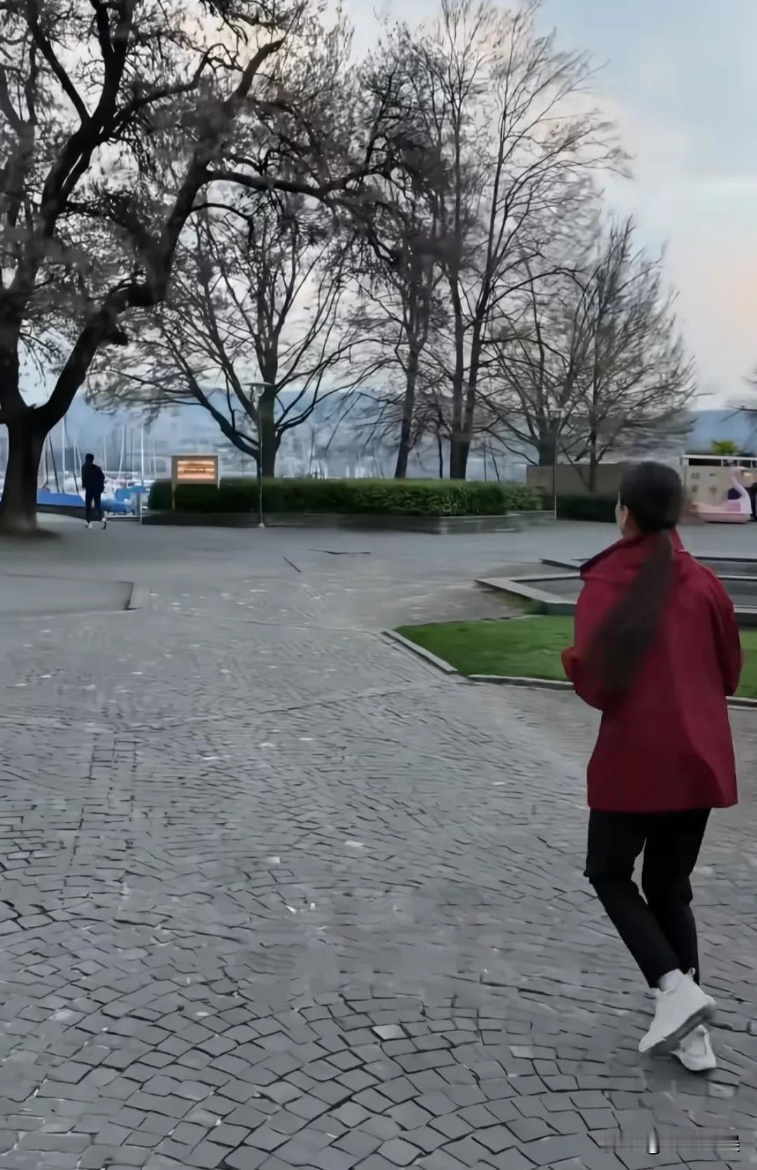 黄圣依离婚后，真的开始了不一样的另一面，好像要把以前想干却没干成的事，重新来过一