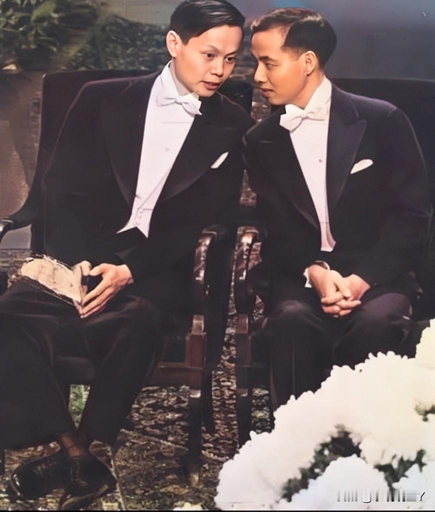 这是杨振宁和李政道在瑞典参加诺贝尔颁奖典礼时的一张珍贵老照片，拍摄于1957年。