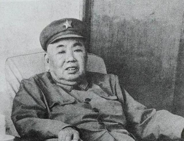 1976年9月，在毛主席的灵堂外，别的委员都进去了，只有许世友进不去，卫兵拦住许