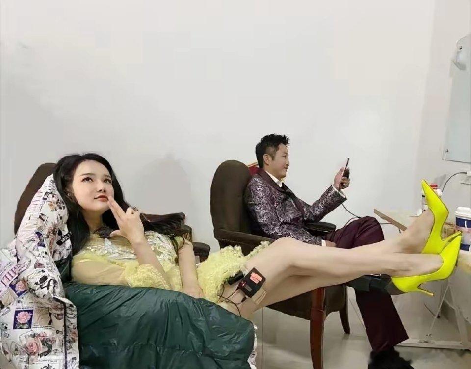 拳王巅峰接受采访，妻子翘腿摆造型，满眼只顾秀绿色高跟鞋