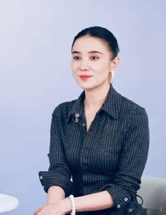 宋佳的这张随拍照很彰显气质，45岁了，还是那么精致优雅，她明明穿的衣服很简单，发