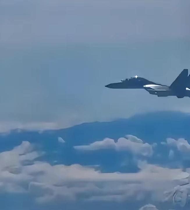 解放军这次不演了，直接掀翻台湾这张无理取闹的桌子！2026年4月21