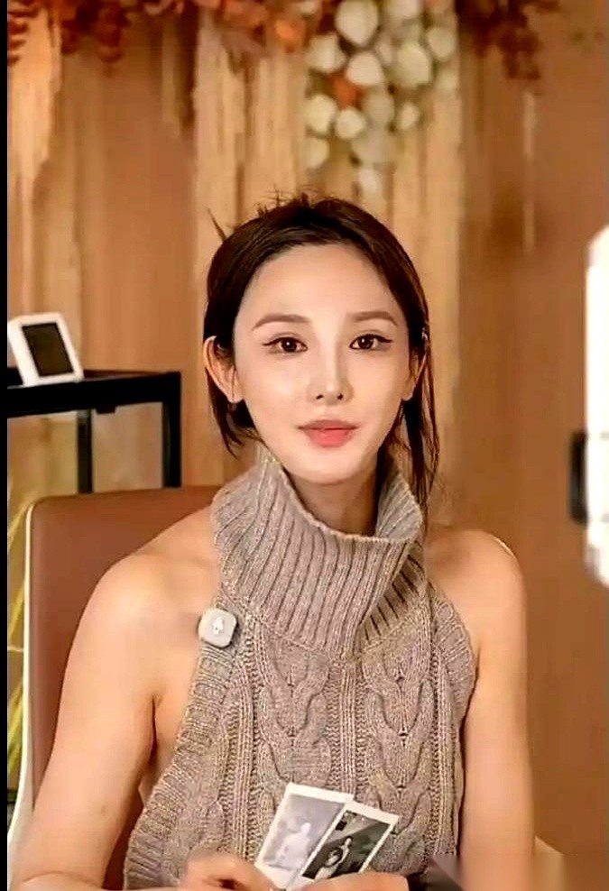 35岁的女星彭小苒一抬手，那件灰色挂脖毛衣的侧边直接“破防”了。这件衣服从正面看，领口高高束起，端庄