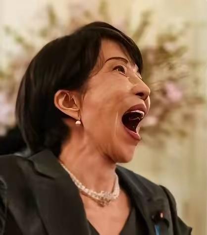 日本政坛最近真是闹翻了天！首相高市早苗在电视上强硬表态，要中国立刻撤销出口管制，