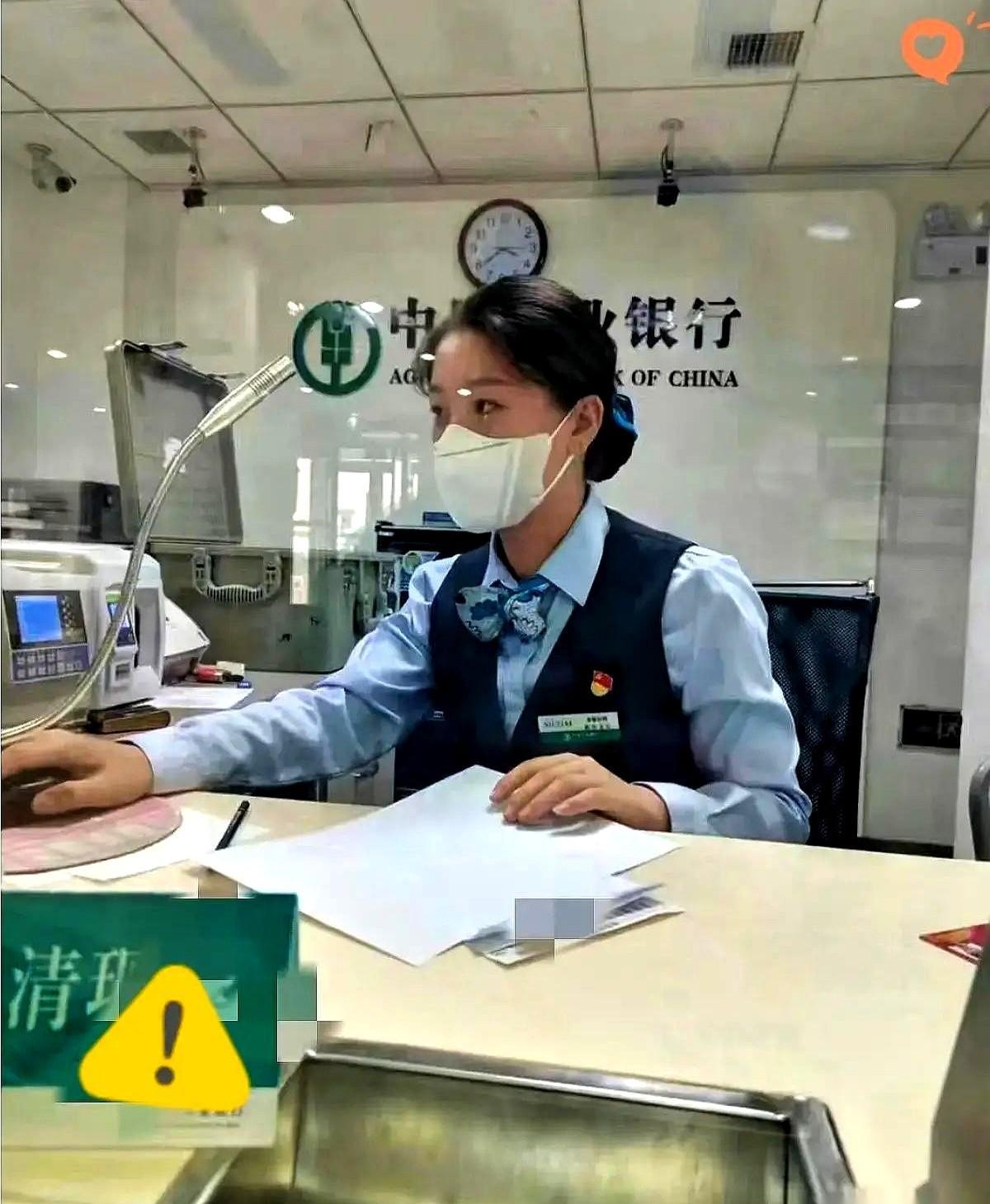 你那20万定期到期了，真别急着再存个三年五年。我在银行柜台坐了四年，见过太多人
