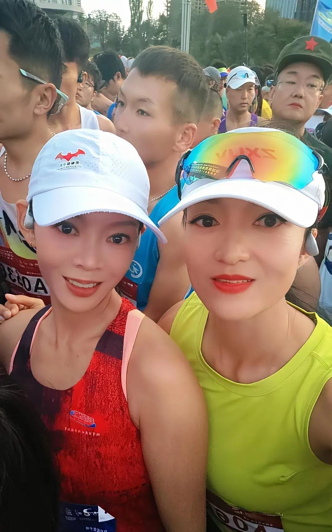 参加乌鲁木齐马拉松女子比赛的两名参与者，在鸣枪起跑前留下的精彩瞬间，自信与荣耀同