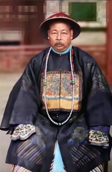 1876年，64岁的左宗棠抵达新疆前线，百余名衣衫褴褛的官兵激动地迎上前，老将不