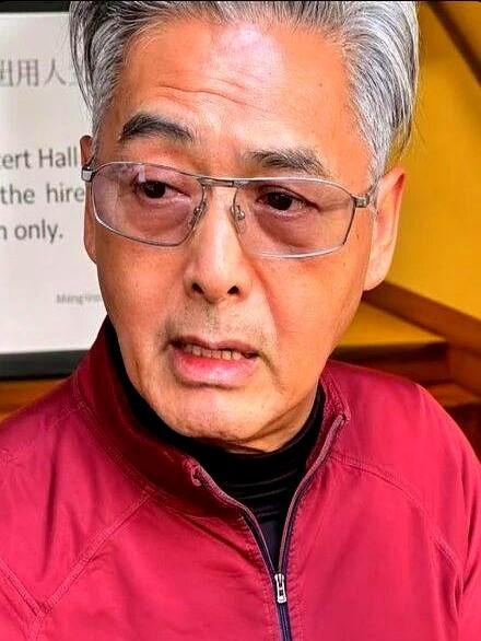 71岁的周润发，被镜头怼到那一头白发，还有一句“卖房套现”，一下把人从荧幕梦境里