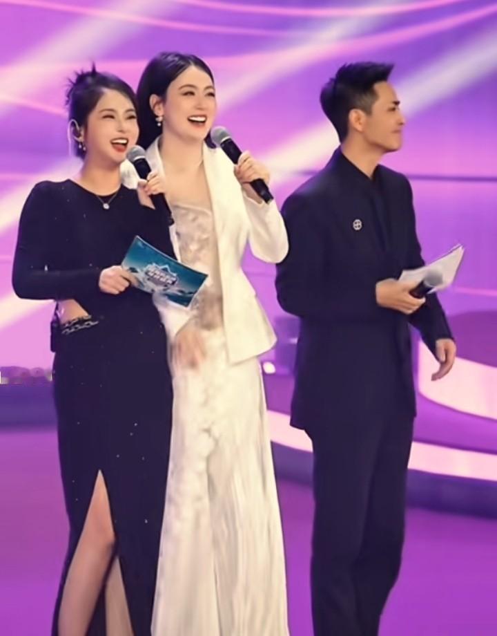 唐艺在海莉姐周年庆上翻车了。她跟小白牙拥抱完，开玩笑问索图要不要抱，结果自己反