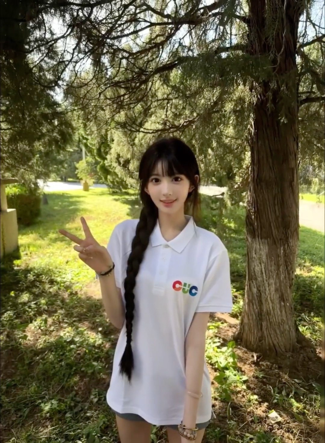 中传开学典礼的大一新生胡馨怡👧🏻（被擦妆五次艺考女生，北京播音统考状元​​
