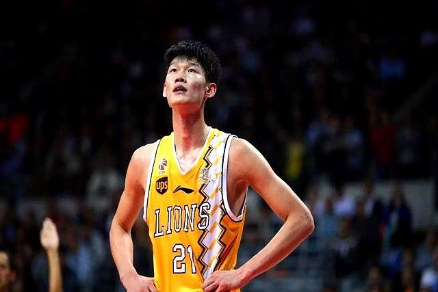 男篮这套世预赛阵容，看一眼就让人直摇头。内线不把徐昕提上来，非让胡金秋去死扛中锋，纯属自己给自己挖坑
