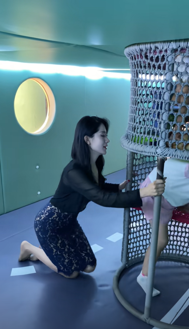 和老婆带孩子来游乐场玩玩