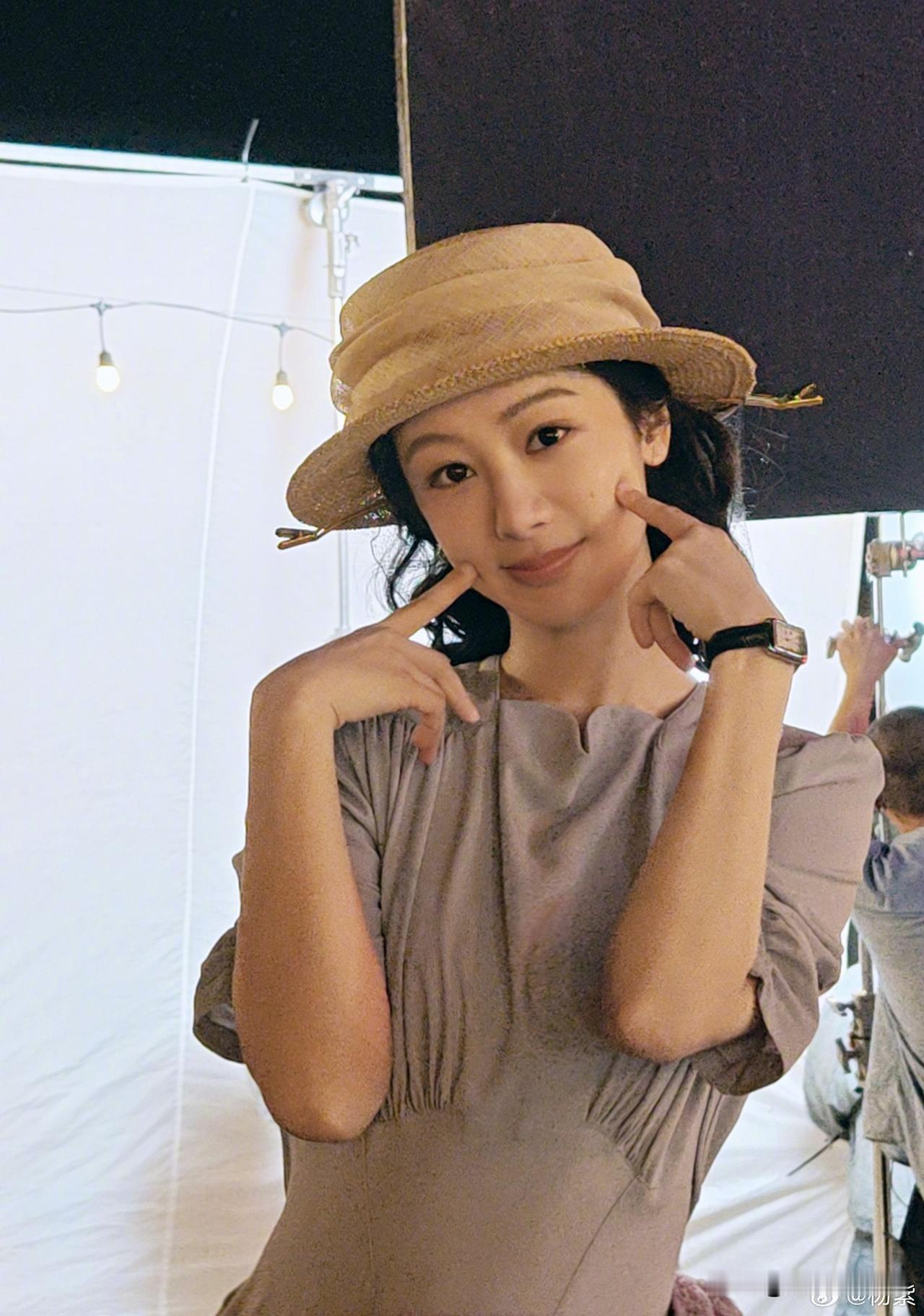 昨天晚上有人在春晚表演有人在家里过年只有杨紫还在扮演董竹君，在剧组过年，之前