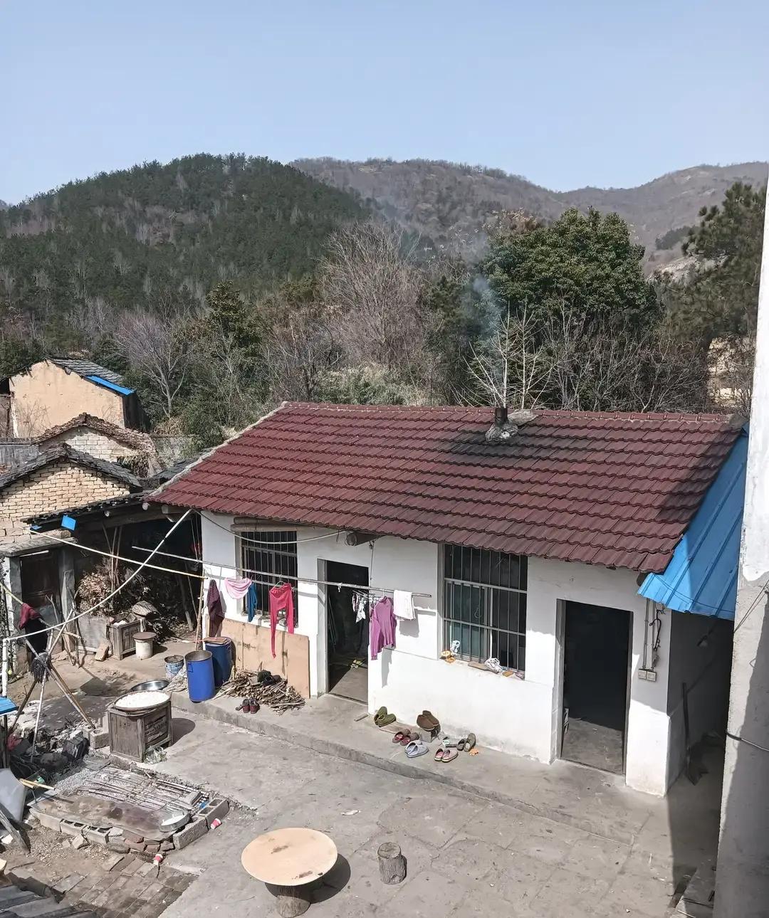 孩子爸翻书包把娃的1200块压岁钱拿去交物业费，一句招呼没打。第二天男孩想买