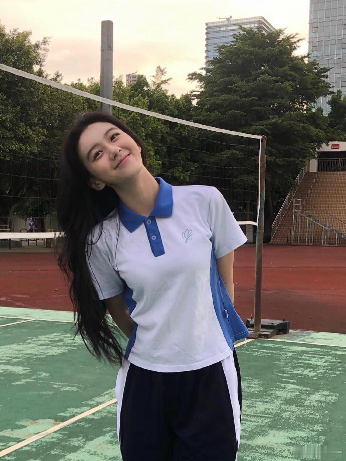 包上恩这张脸演校花拿什么输校花形象刻进脑海！校服造型贴合校园，又有独特风格，适