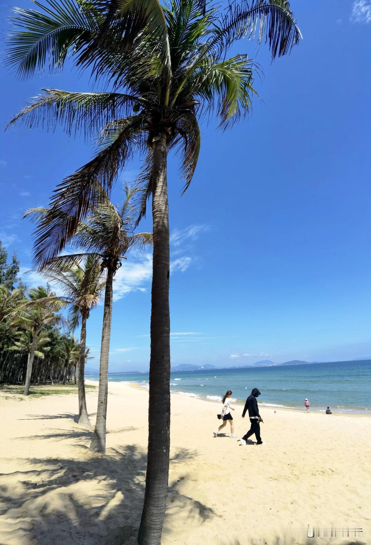 海南…自驾游第18天，三亚海棠湾来到海南，已经见过许多海湾，三亚海棠湾的浪花最