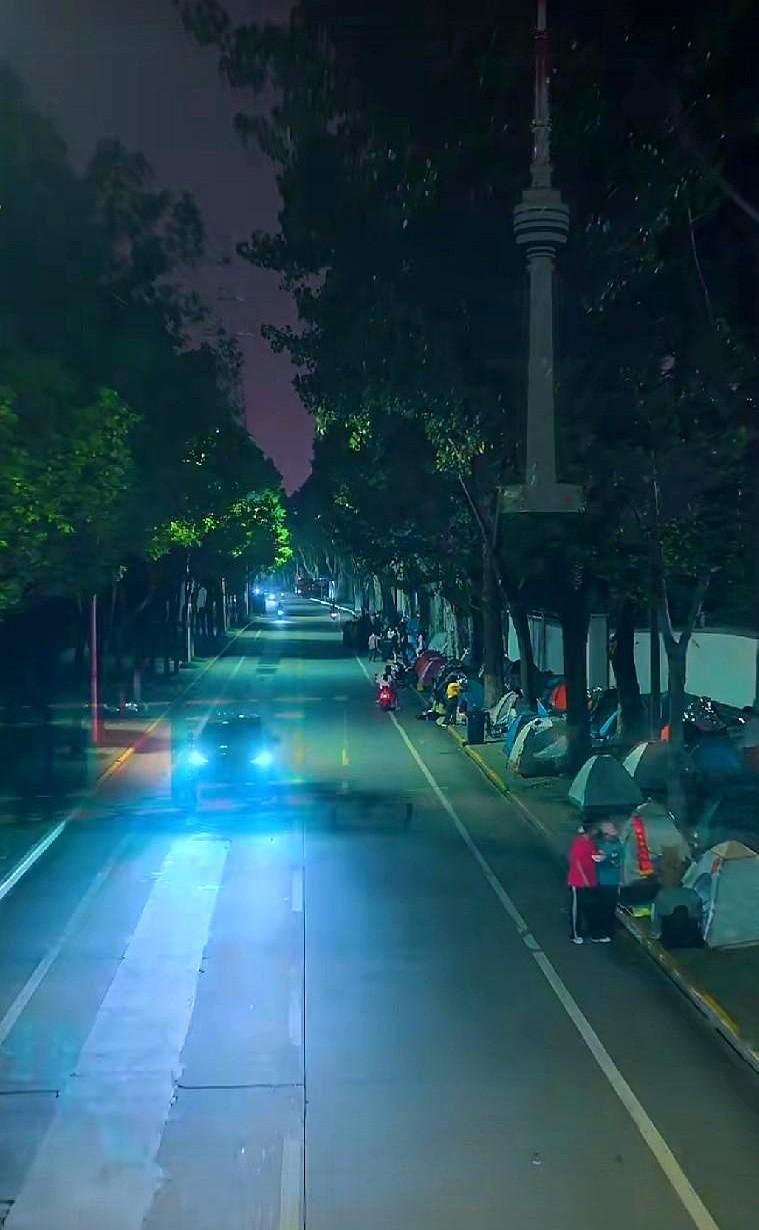 国庆住不起酒店？00后直接睡公园！今年国庆，三亚五星标间降到800块，空房还