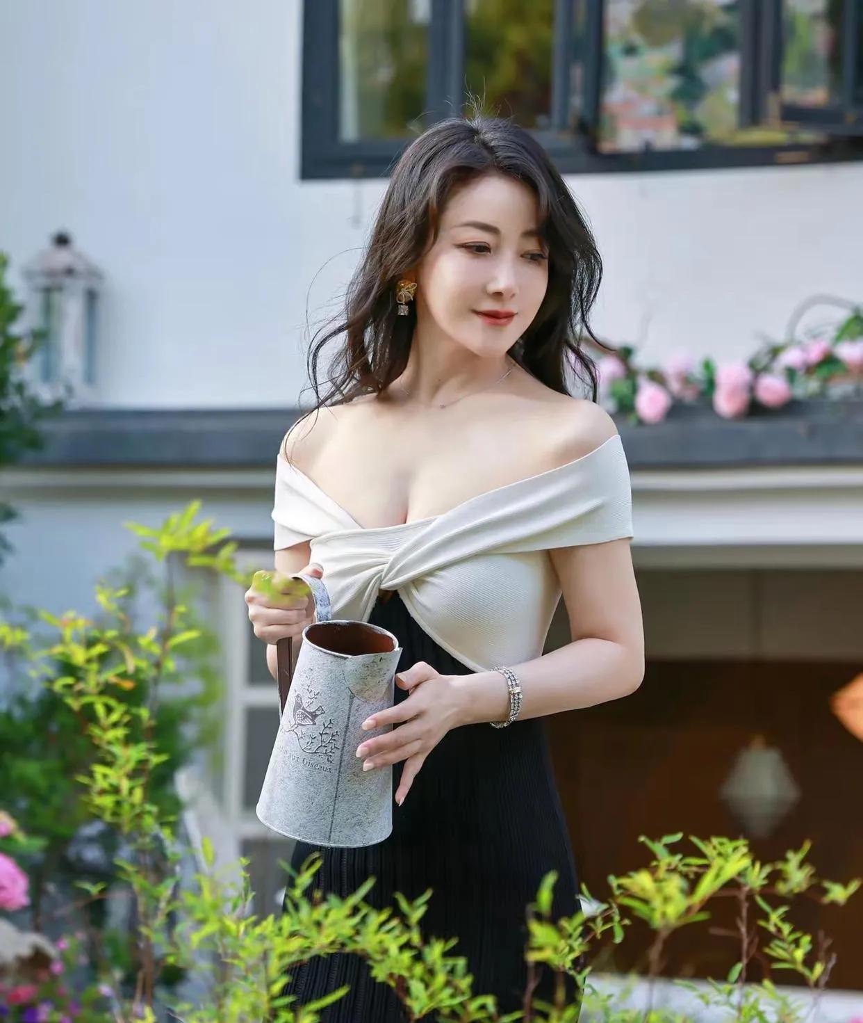 陈紫函这身一字肩裙也太绝了吧！黑白配色经典又高级，一字肩设计显肩颈线条，温