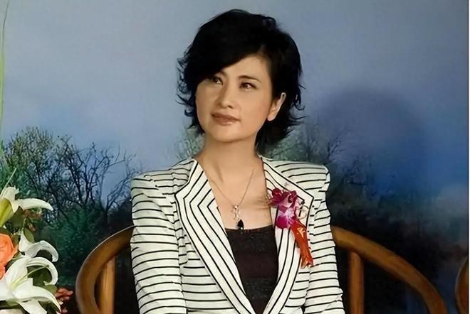 父亲最终坦白大陆有妻儿，吴小莉跨海寻找哥哥，看到哥哥傻眼了。“小莉，我对不起你
