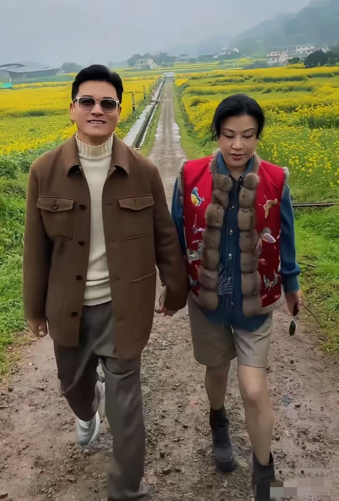 元宵佳节，吕良伟与妻子杨小娟在其家乡贵州共度。二人常返黔探亲。吕良伟身形挺拔