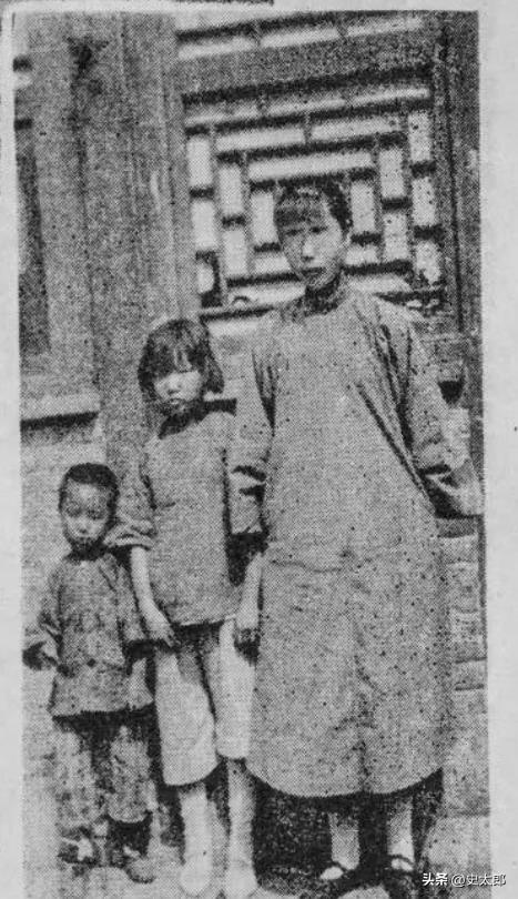 1927年李大钊同志牺牲后，他的三个孩子的一张合影，满脸悲痛，令人十分心疼。 