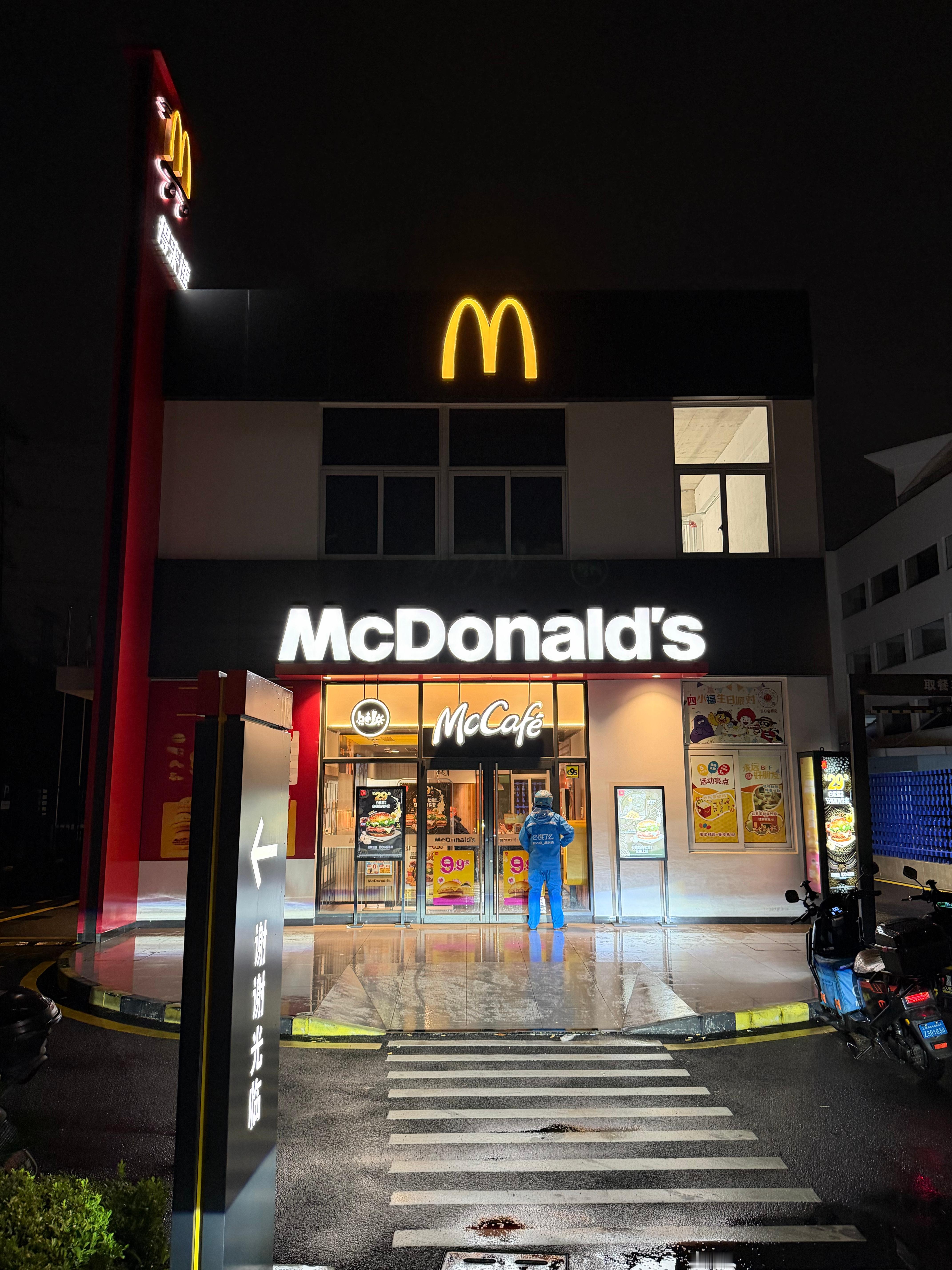 安亭的金拱门越来越有特色了~可以开车取的​​​