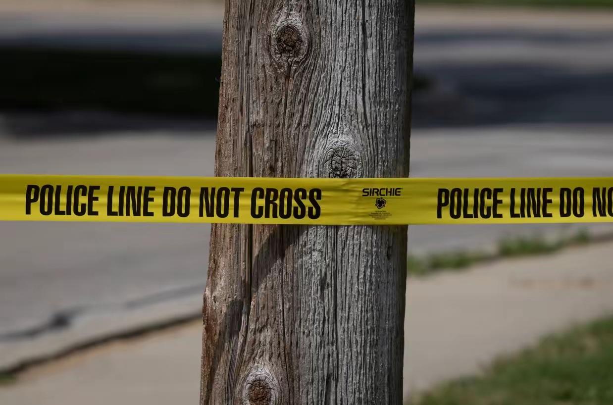 大多数美国人家里都有枪主要是防止坏人到家里，可是也带来了自身的危险与灾难。宾西法