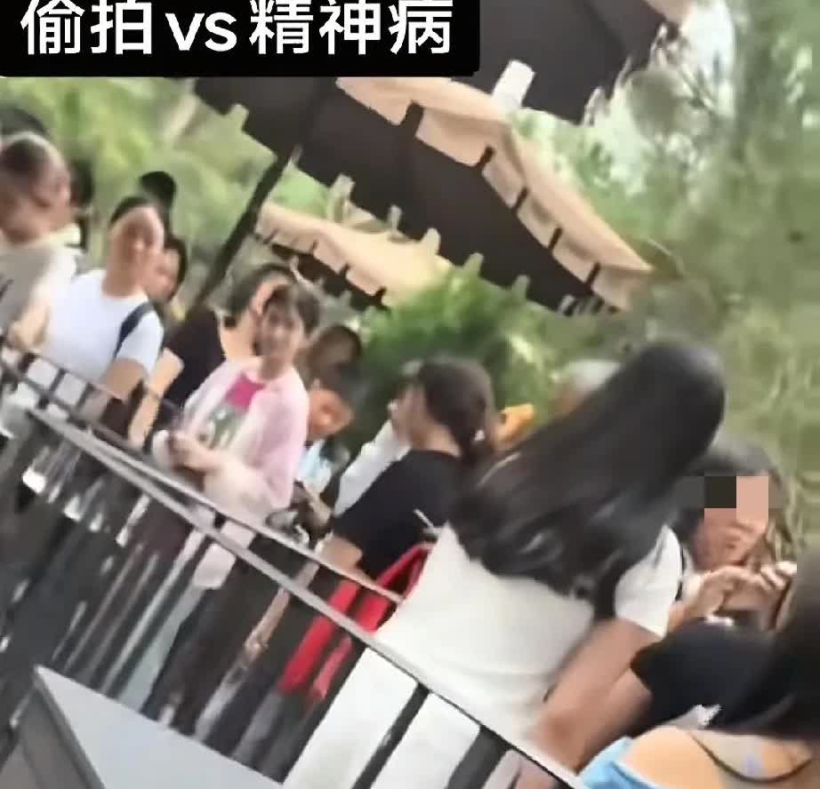 “我告诉你们，我有精神病的证明。”近日，在北京环球影城排队时，两个女子怀