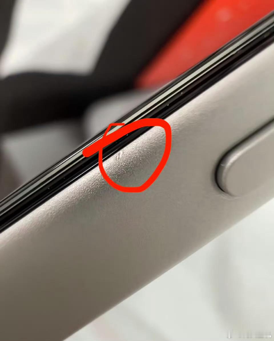第一批iPhone17贴膜受害者出现了这就是铝合金的硬度，谁都洗不了，所以今年i