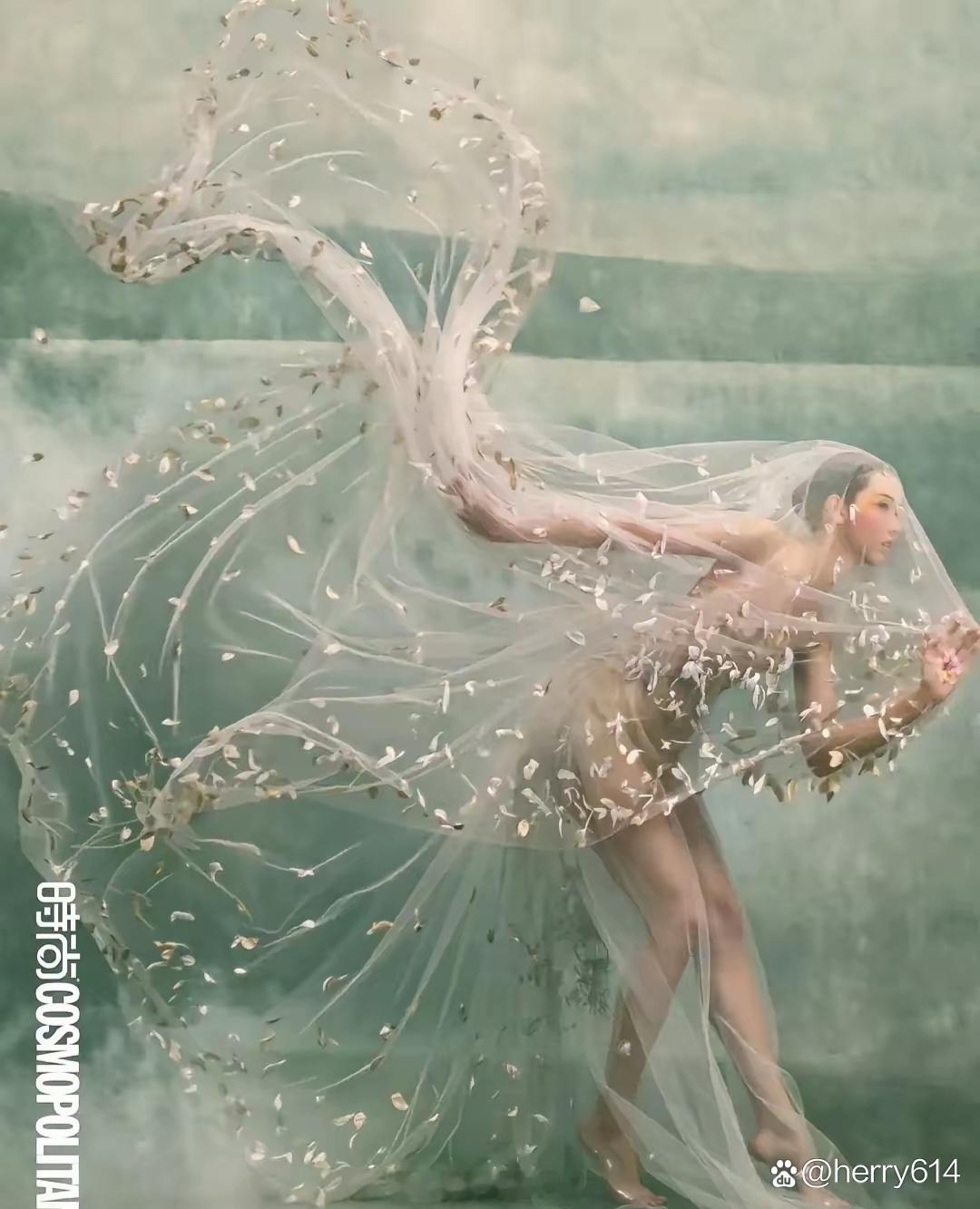 陈都灵，引发热议。8月7日，33岁的陈都灵冲上热搜，这一次不是拍了新剧，而是晒