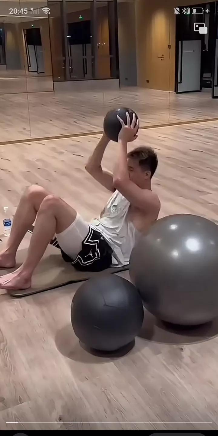 经过一系列娱乐活动后，CBA球星郭艾伦开始系统训练。昨天郭艾伦更新作品，上传在训