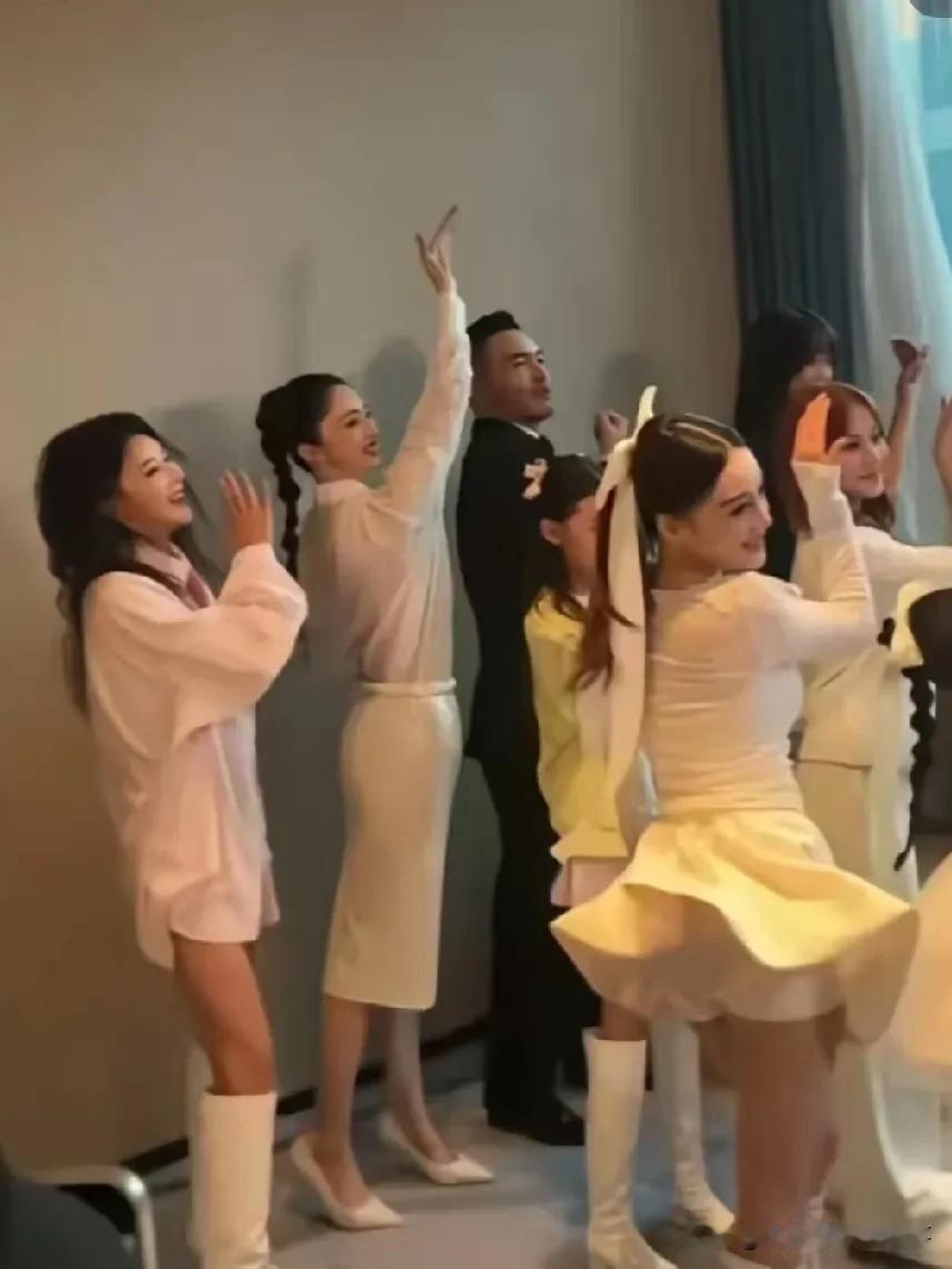 李小璐带女儿亮相这事，最近争议真不小。按理说带孩子出境，不管是明星、富豪还是普通