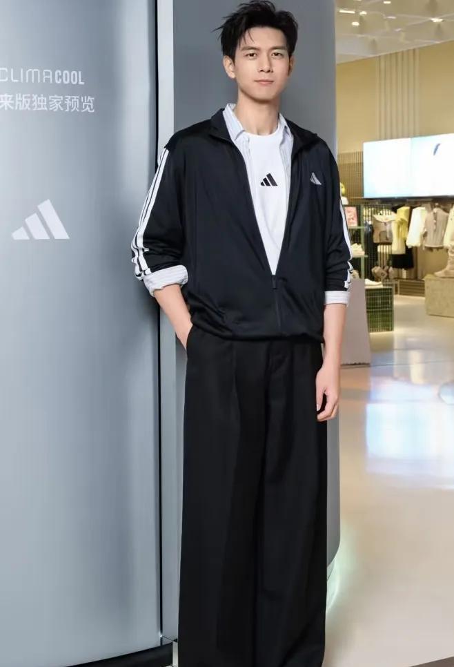 乍一看，还以为这是人形立牌呢第二眼，才发现这是李现本人这身形也太板正了，体态