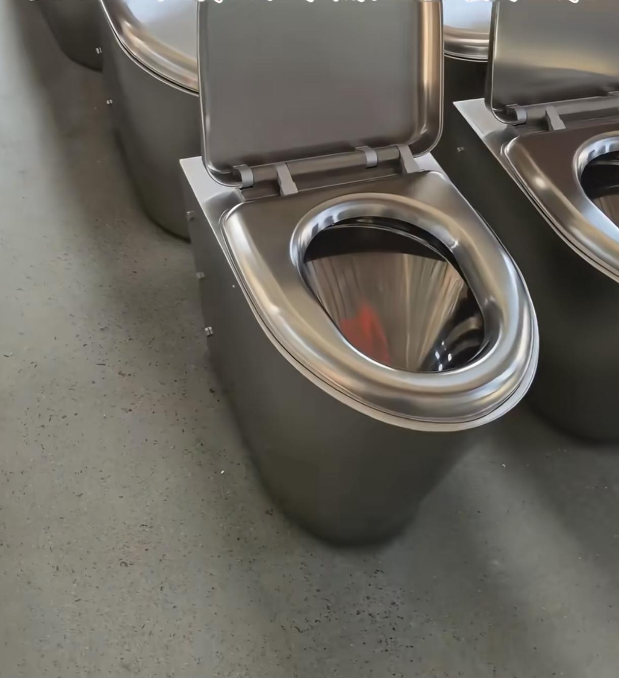 304不锈钢的坐便器只在火车上看过，那种比较厉害，冲水压力大。冬天冻屁股，给座垫