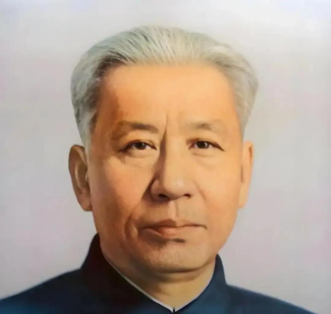 1955年全军授衔之前，刘少奇坚持反对给陈毅授元帅军衔，周恩来听闻此事，立马写了