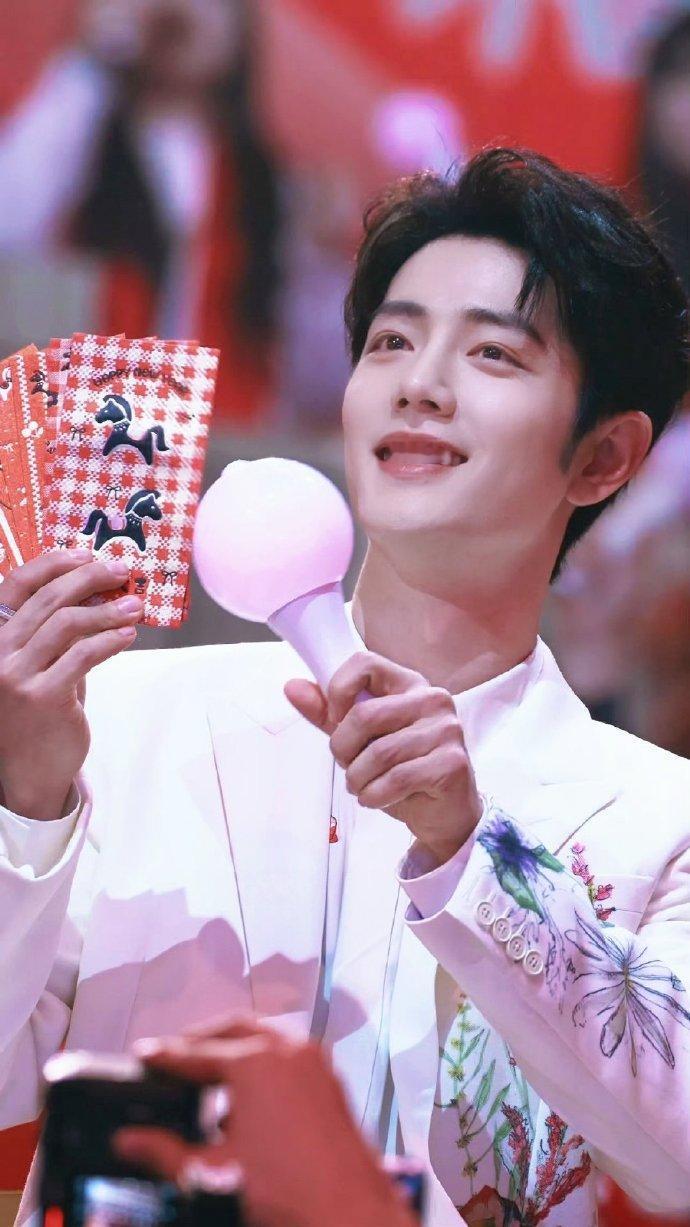 肖战好漂亮谁懂，实在太漂亮了太好看了看到他感觉全身被净化了。战战真的美貌和别人不