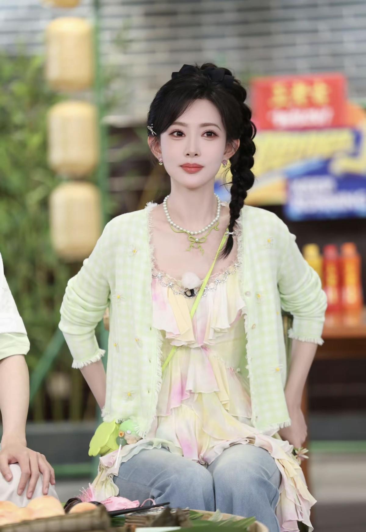 镜头里浅笑的孟子义，一身浅色系穿搭，自带柔和滤镜，颜值状态在线[赞]娱乐明星